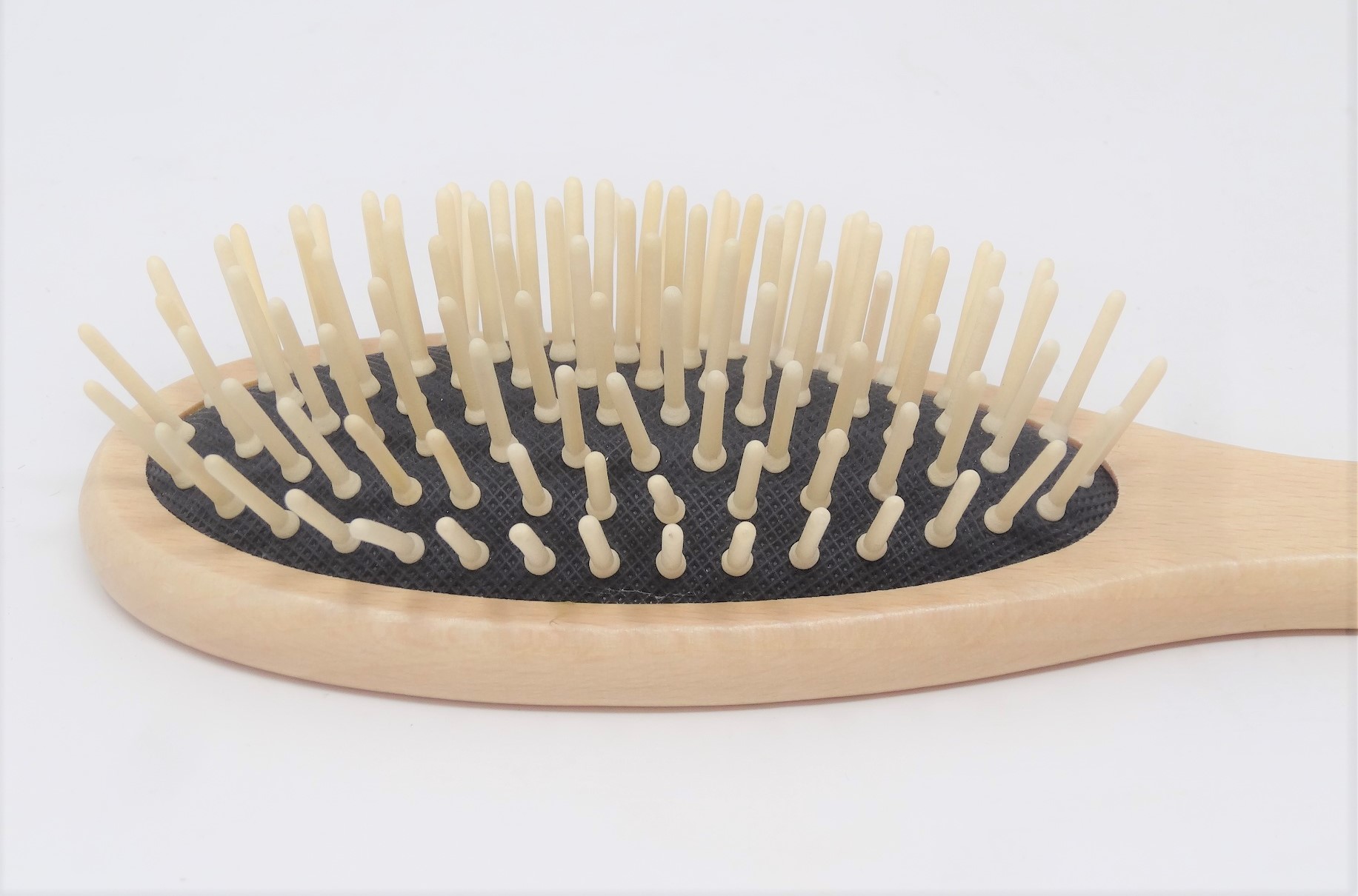 Hairbrush with wooden pins